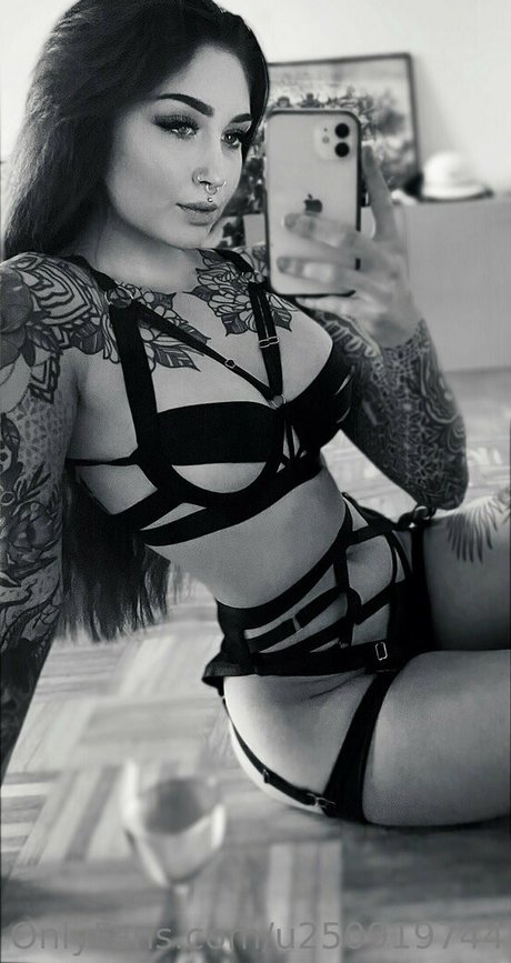 バイセクシャルカップルのOnlyFans 美しいポルノ 写真