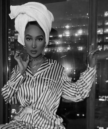 客室乗務員 OnlyFans 美しいxxx ギャラリー