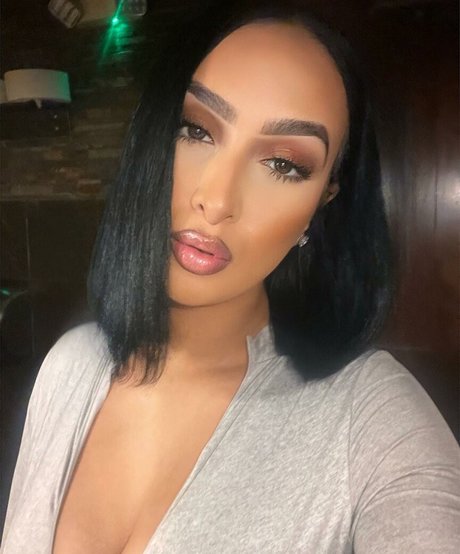 Omaima Benamre スター ヌード 写真