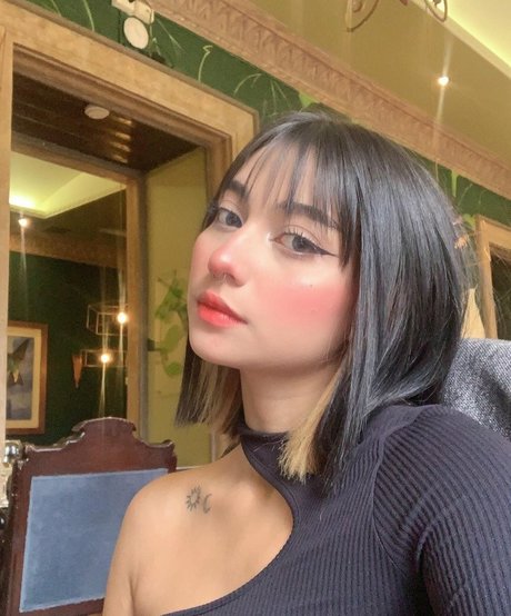 Tani Castaneda ホットスター 画像