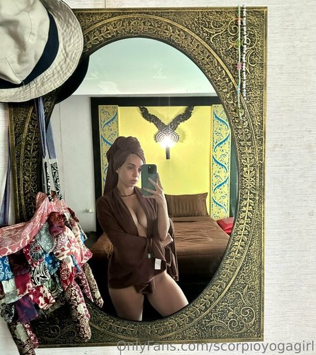 Bendy Lola 美しいポルノスター 写真