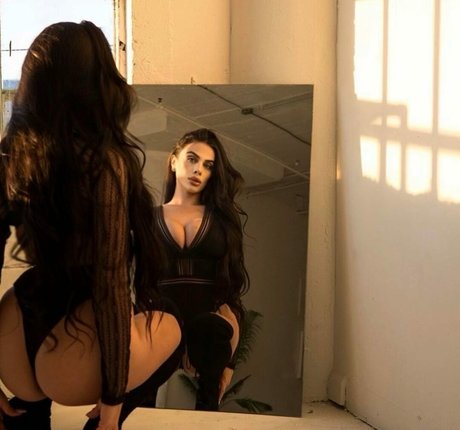 シシーオンリーファンズ ポルノグラフィック 写真