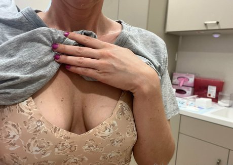 ニューハーフ巨乳OnlyFans ホットセクシー 写真