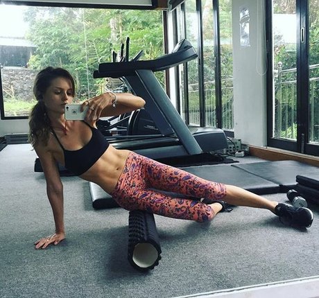 小柄なブロンドの熟女OnlyFans ホットセックス 写真