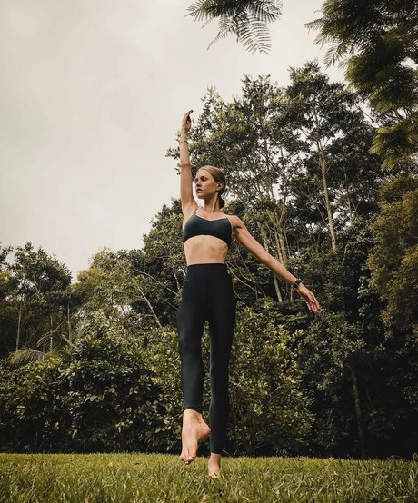 Isabelle Cornish ヌードのポルノスター 写真