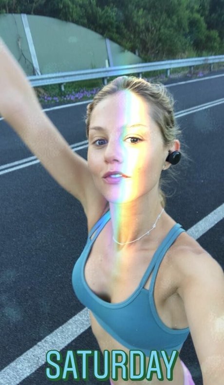 Isabelle Cornish 可愛い女優 写真