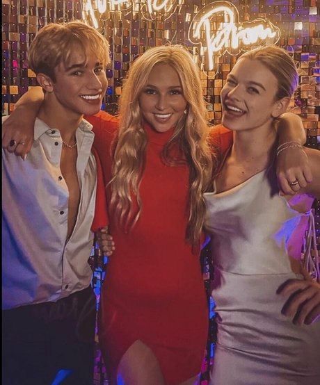 Ella Horan ヌードモデル 写真