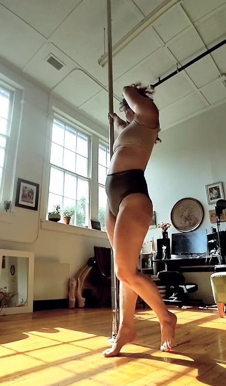 おばあちゃんの巨乳OnlyFans セクシー裸 写真