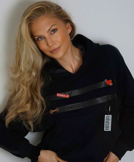 エモオンリーファン 裸 画像