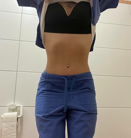 Nurselayla ポルノモデル 写真