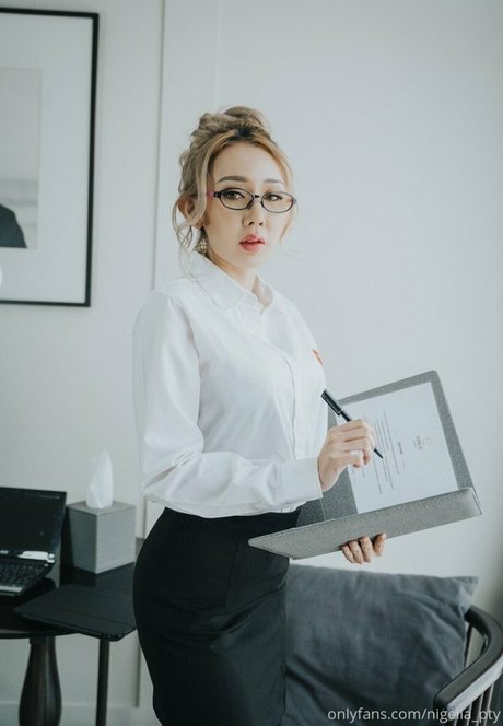 肉厚マンコOnlyFans アートヌード 写真