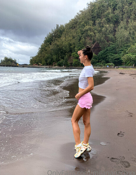 公共の場での猫のOnlyFans セクシー裸 写真