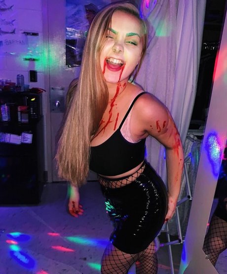 Marina Brooks ポルノスター ヌード 画像