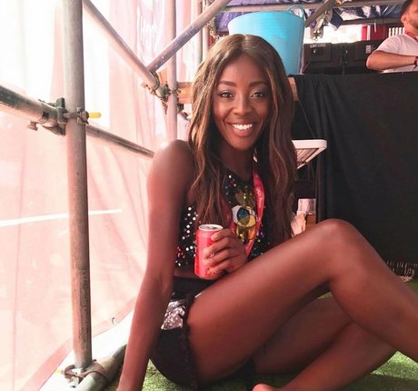 AJ Odudu セックスモデル ギャラリー