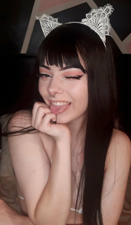 小柄で痩せたOnlyFans アートヌード 写真