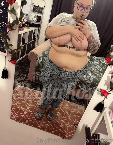 skylarosefree 裸のモデル 写真