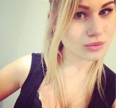 Honey And Sulphur ポルノスター ヌード 画像