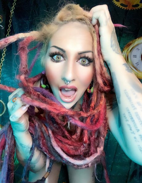 金髪の小柄なOnlyFans アートヌード 写真