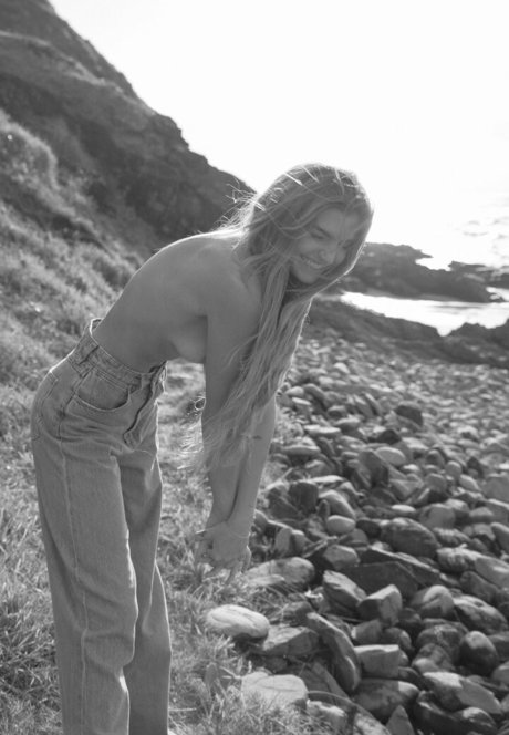 18歳のOnlyFans 美しいヌード 写真