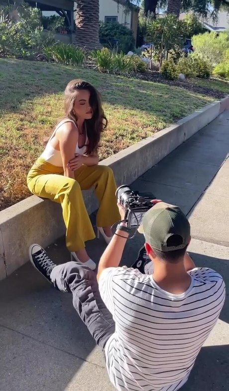 Ava Allan アートスター 写真