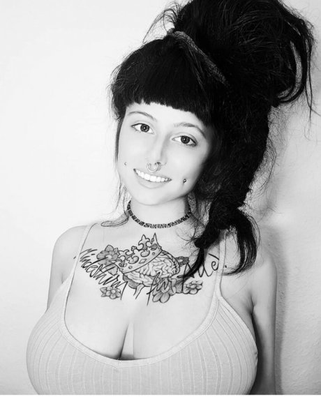 Zainab HDポルノスター 画像