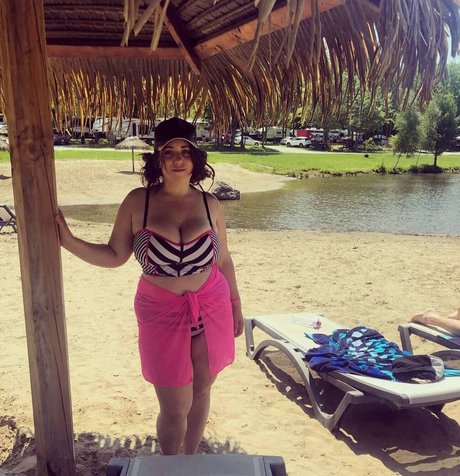 小柄なブロンドの熟女OnlyFans ホットヌード 画像