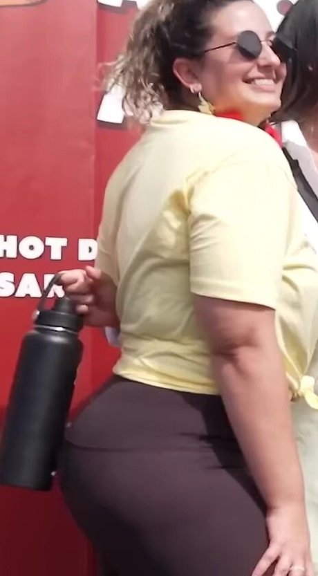 Nicole Enayati エロティックモデル 写真