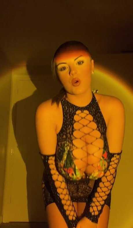 BustyLiv J 素敵なモデル 画像