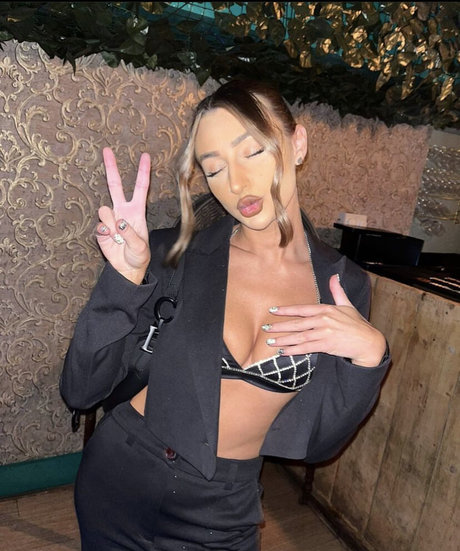 Briony W アダルトモデル 写真