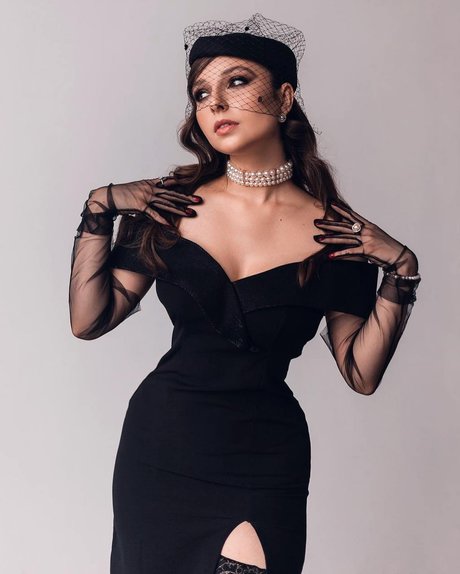 大きな黒い猫OnlyFans ポルノグラフィック 写真