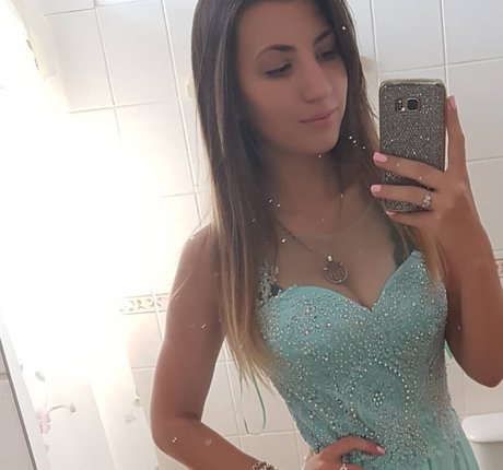 客室乗務員 OnlyFans アートヌード 写真