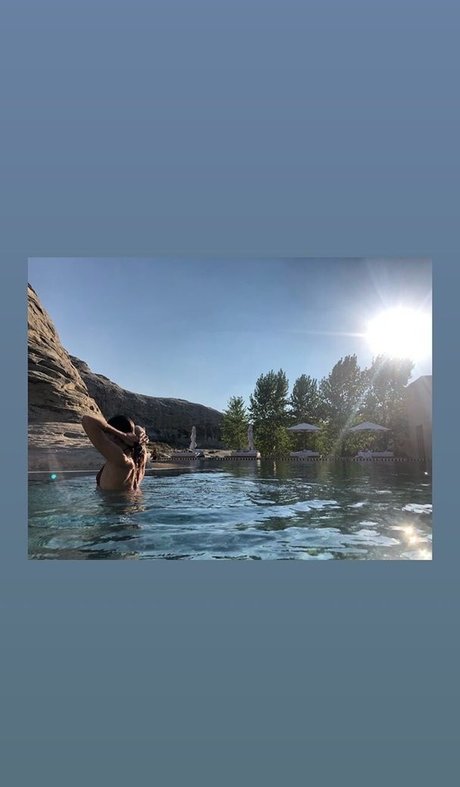 アナルパウグオンリーファンズ エロチック 写真