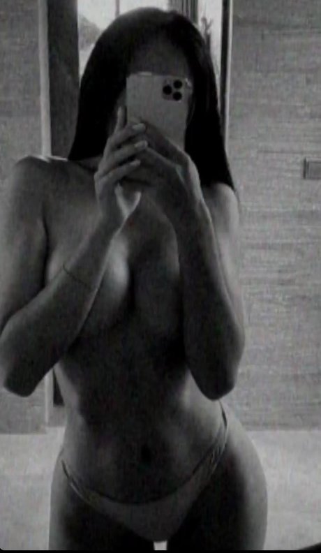 Tzouma Mym ポルノモデル 画像