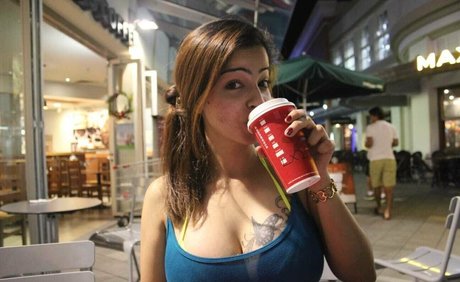 Zareen Zoya Khan ヌードモデル ギャラリー