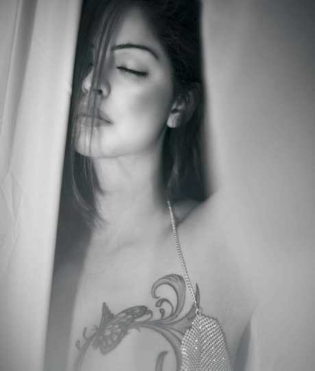 Zareen Zoya Khan セクシー女優 写真