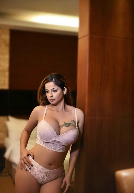 Zareen Zoya Khan 限定モデル 写真