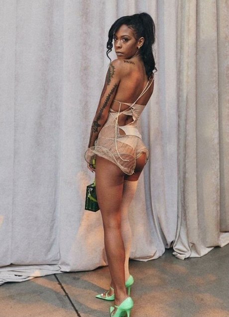 小柄なブロンドの熟女OnlyFans ホット 写真