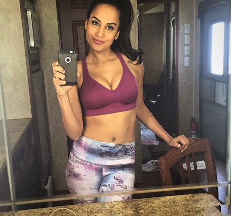 Agam Darshi エロティックなスター 写真