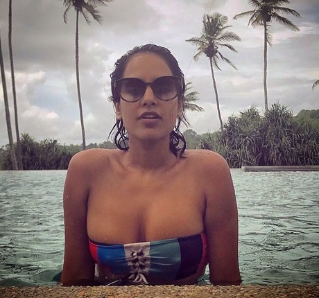 Agam Darshi 独占女優 写真