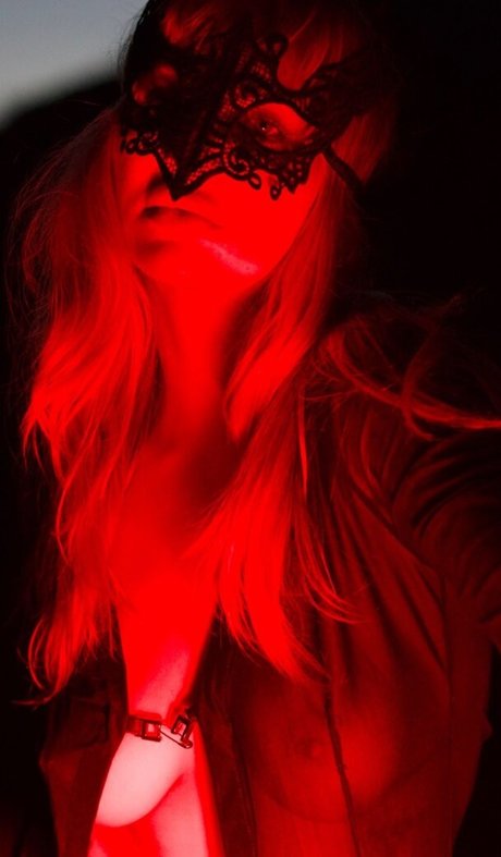 Anya Nicolodi エロティックなモデル 写真