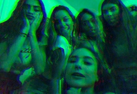 Antoenella エロティックなスター 写真