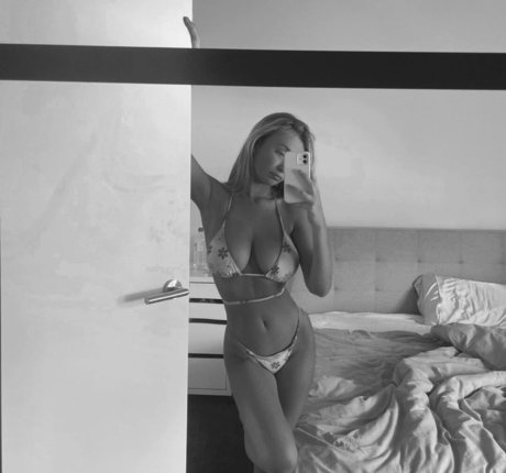 小柄なブロンドの熟女OnlyFans エロチック 写真