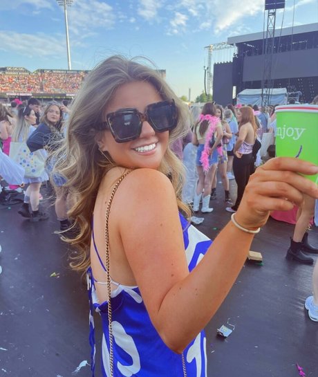 大きな黒い猫OnlyFans ポルノグラフィック 写真