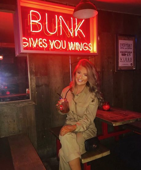 大きな黒い猫OnlyFans セクシーヌード 写真