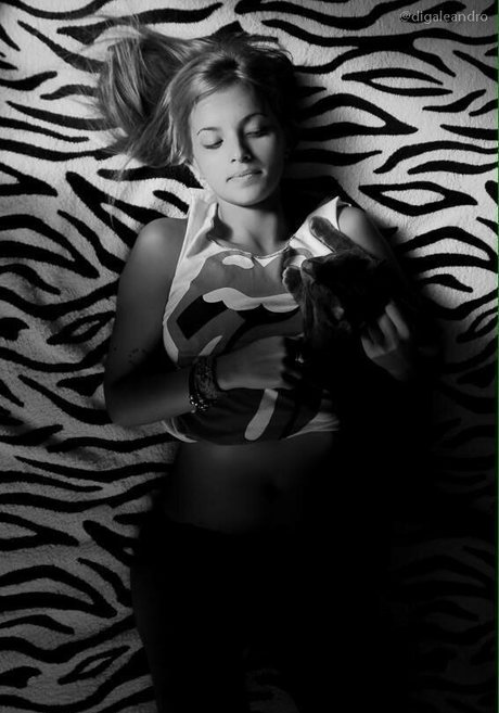 Kami Queiroz 裸のスター 写真