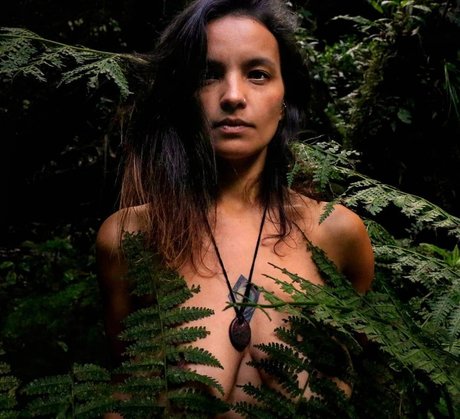 Kami Queiroz アート女優 写真