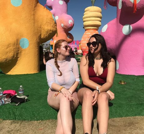 ブルネットの看護師OnlyFans アート裸 写真