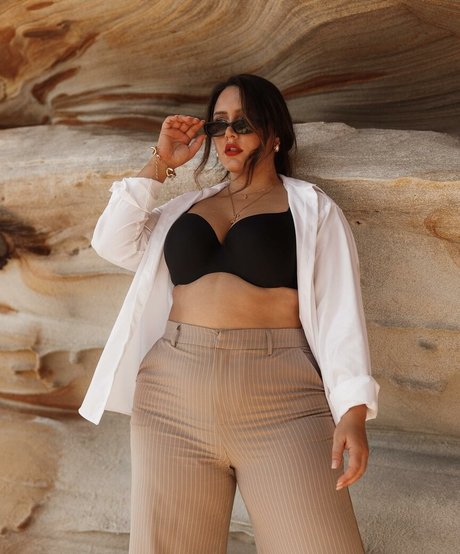 ニューハーフ巨乳OnlyFans 無料セックス 写真