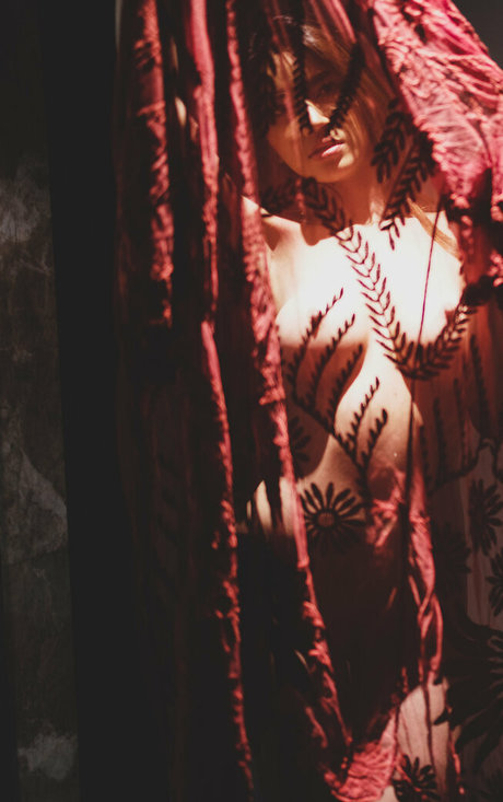 18歳のOnlyFans アート裸 写真