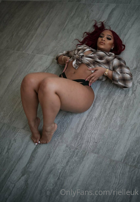 RielleUK ポルノスター 独占 写真